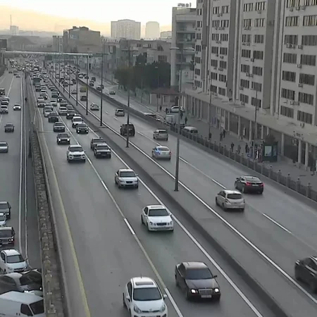 Bakının bu küçə və prospektlərində nəqliyyatın sıxlığı müşahidə olunur