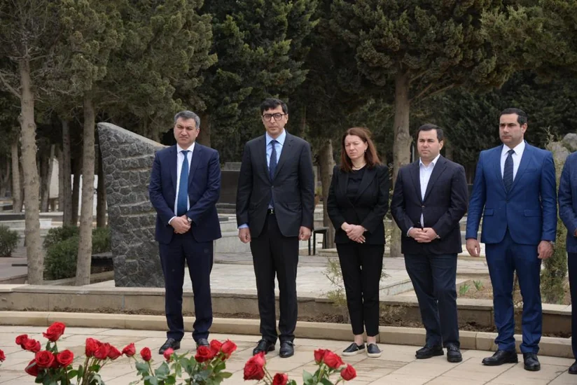 Gənclər və idman nazirliyinin rəhbərliyi Azad Rəhimovun məzarını ziyarət edib