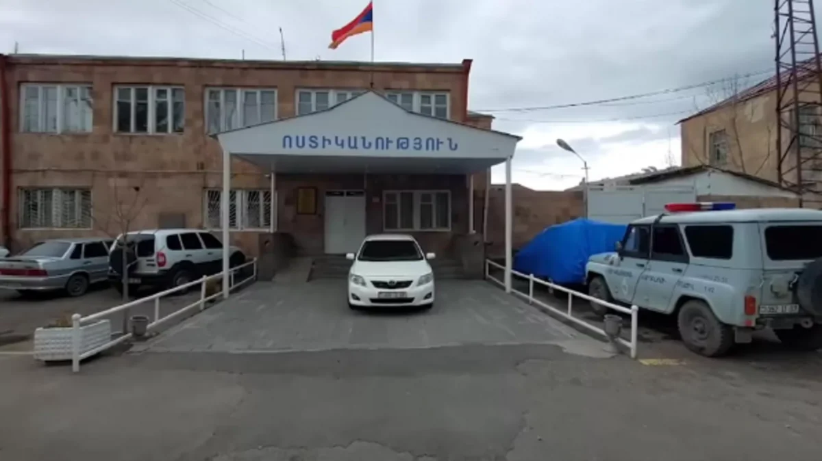 В Армении неизвестный бросил самодельную гранату в здание полиции