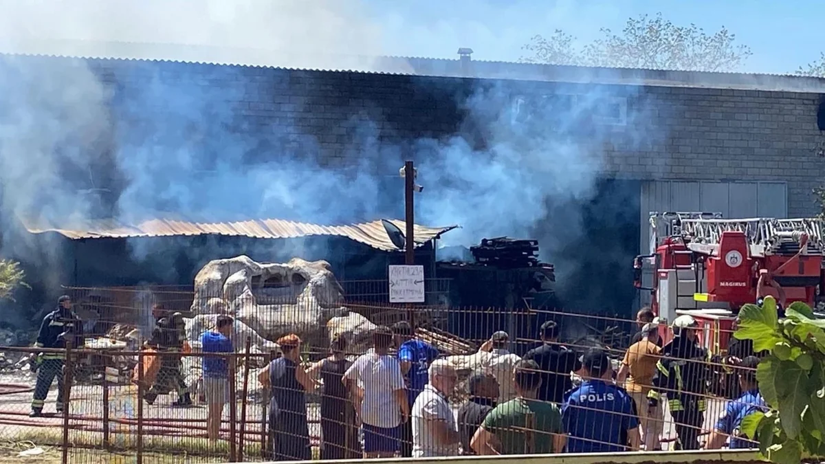 Türkiyədə üç yanaşı fabrik yanır