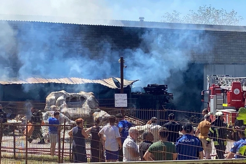 Türkiyədə üç yanaşı fabrik yanır