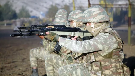 Azerbaijani Defense Minister watches exercises in commando units, gives additional instructions 