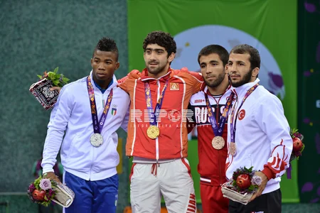 ​Azərbaycan Prezidenti Toğrul Əsgərova qızıl medalı təqdim edib