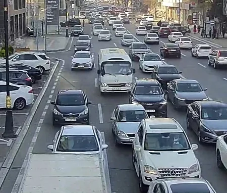 Bakının bir sıra yollarında nəqliyyatın sıxlığı müşahidə olunur