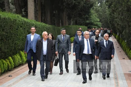 Azərbaycan xalqı Fəxri xiyabanda Ümummilli Liderin məzarını ziyarət edir