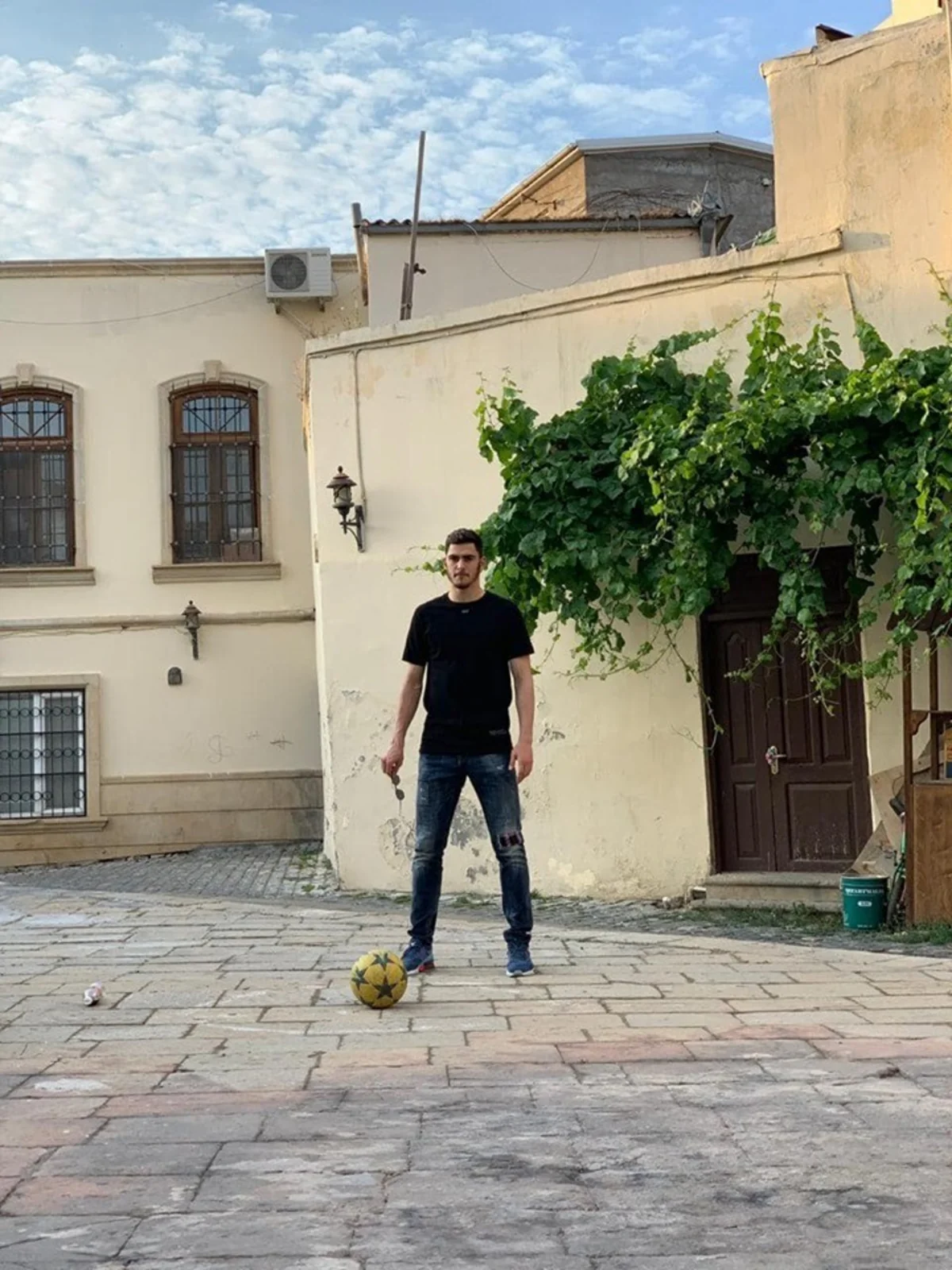 Ramil Şeydayev İçəri Şəhərdə uşaqlarla futbol oynayıb - VİDEO