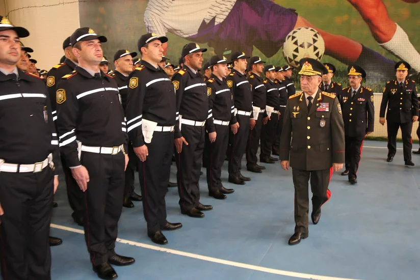 Nazir Əlahiddə Çevik Polis Alayında yol patrul xidməti əməkdaşlarının sıra baxışını keçirib