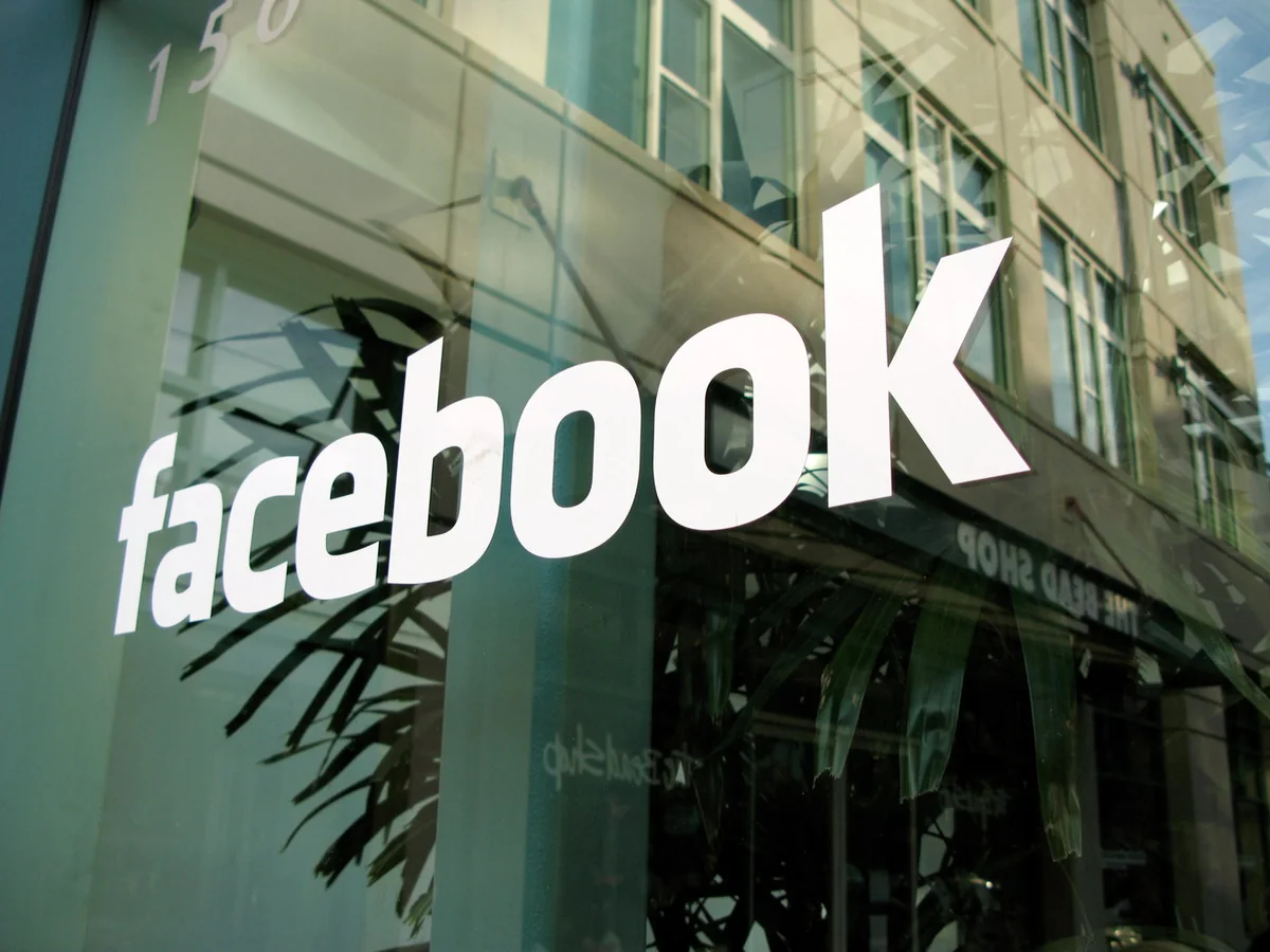 ​Facebookun Almaniyadakı ofisi daşa basılıb
