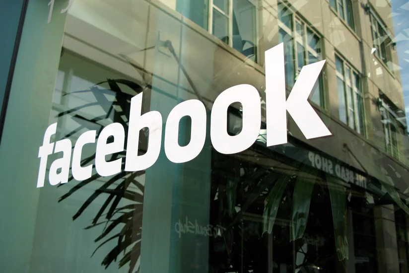 ​Офис Facebook в Германии закидали камнями и краской