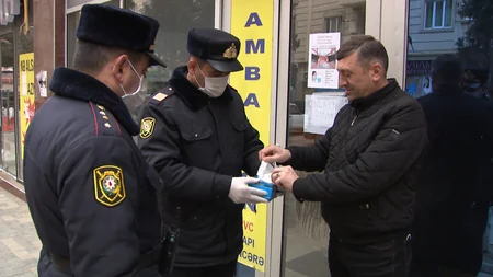 Xırdalanda polislər sakinlərə tibbi maskalar payladılar