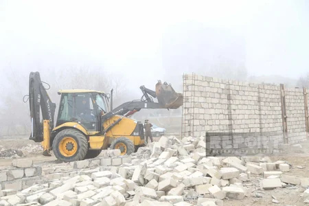 Bakıda dövlət qurumu dənizkənarı ərazidə qanunsuz tikilinin qarşısını alıb
