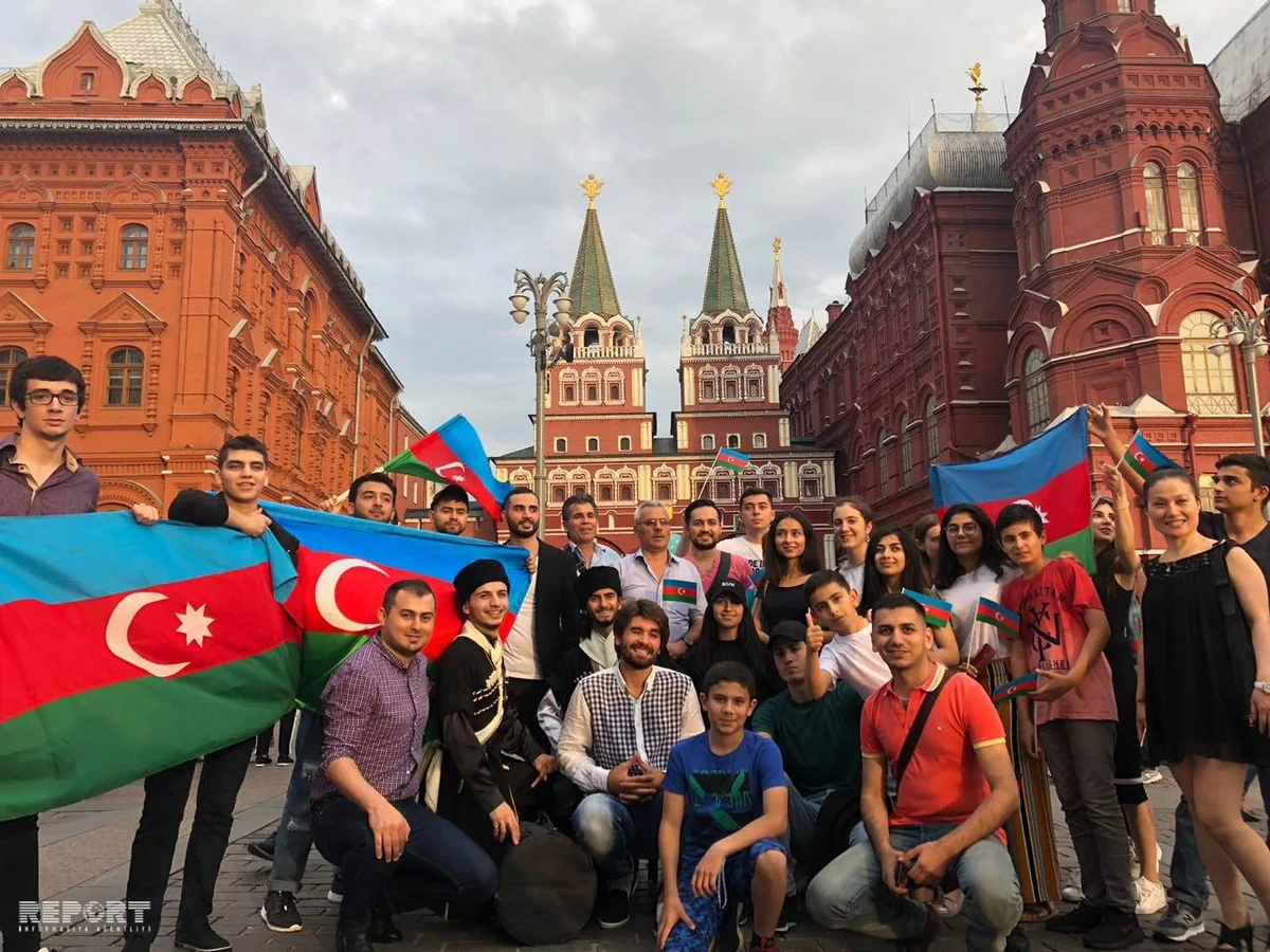 Азербайджанцы Москвы устроили флешмоб в преддверии финала ЧМ-2018 - ФОТО