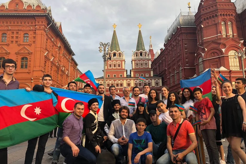 Азербайджанцы Москвы устроили флешмоб в преддверии финала ЧМ-2018 - ФОТО