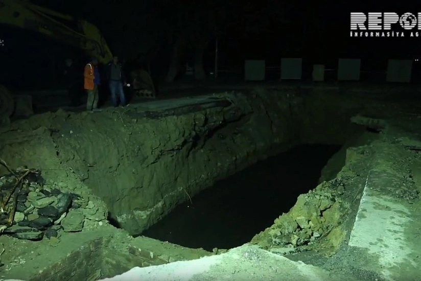 Bakıda yağış nəticəsində çökən yolda hərəkət axşam bərpa ediləcək - VİDEO