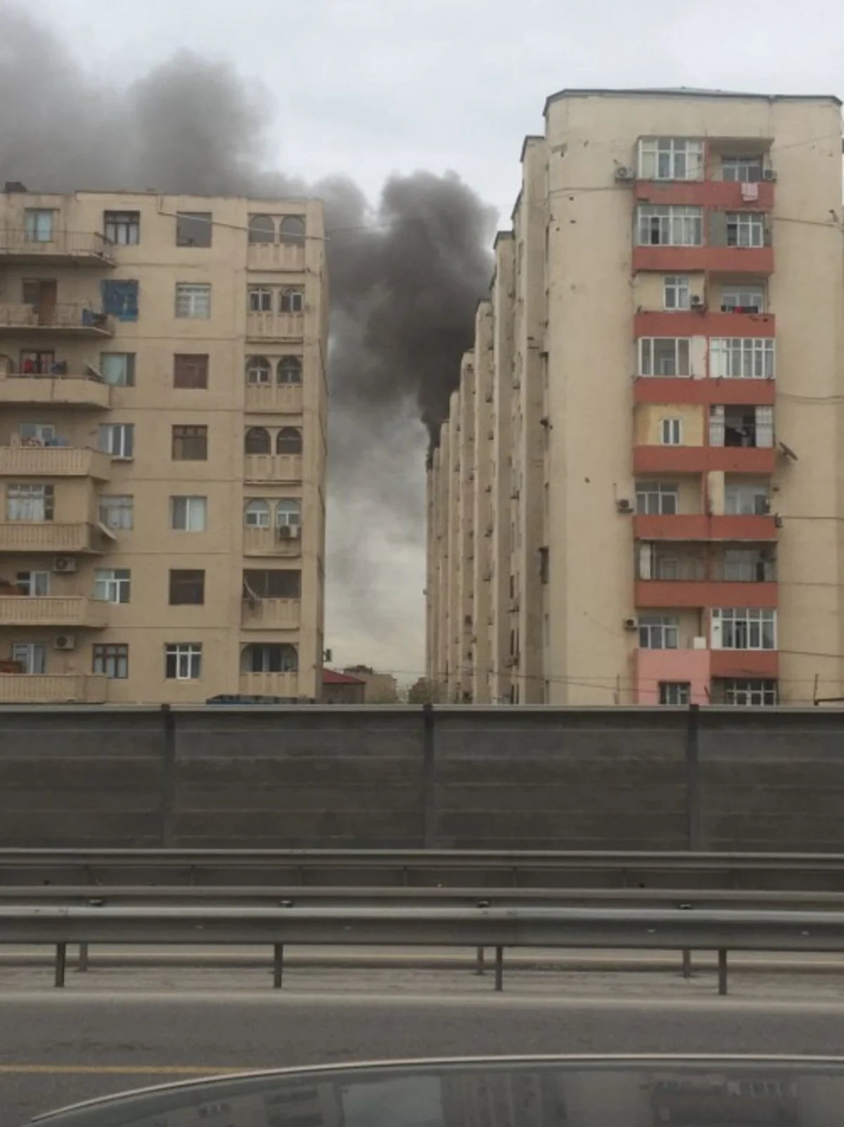 В Ясамальском районе горит жилое здание