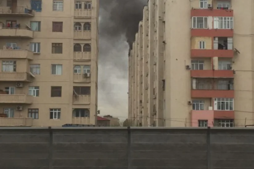 В Ясамальском районе горит жилое здание