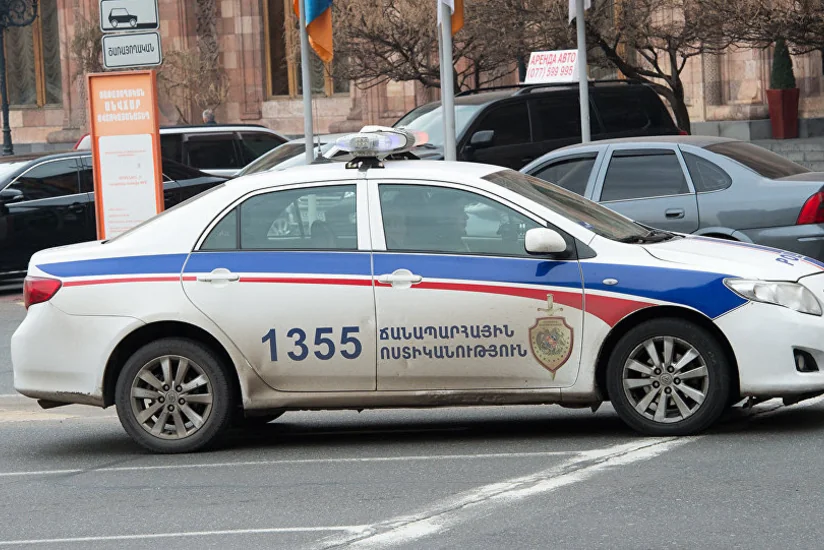 В Армении пьяный офицер въехал в машину, есть пострадавший