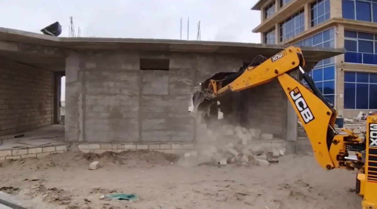 Dəniz kənarında inşa edilən qanunsuz tikili sökülüb