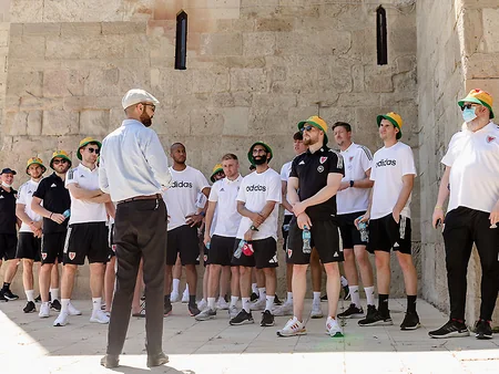 Uels millisi Bakıda gəzintiyə çıxıb