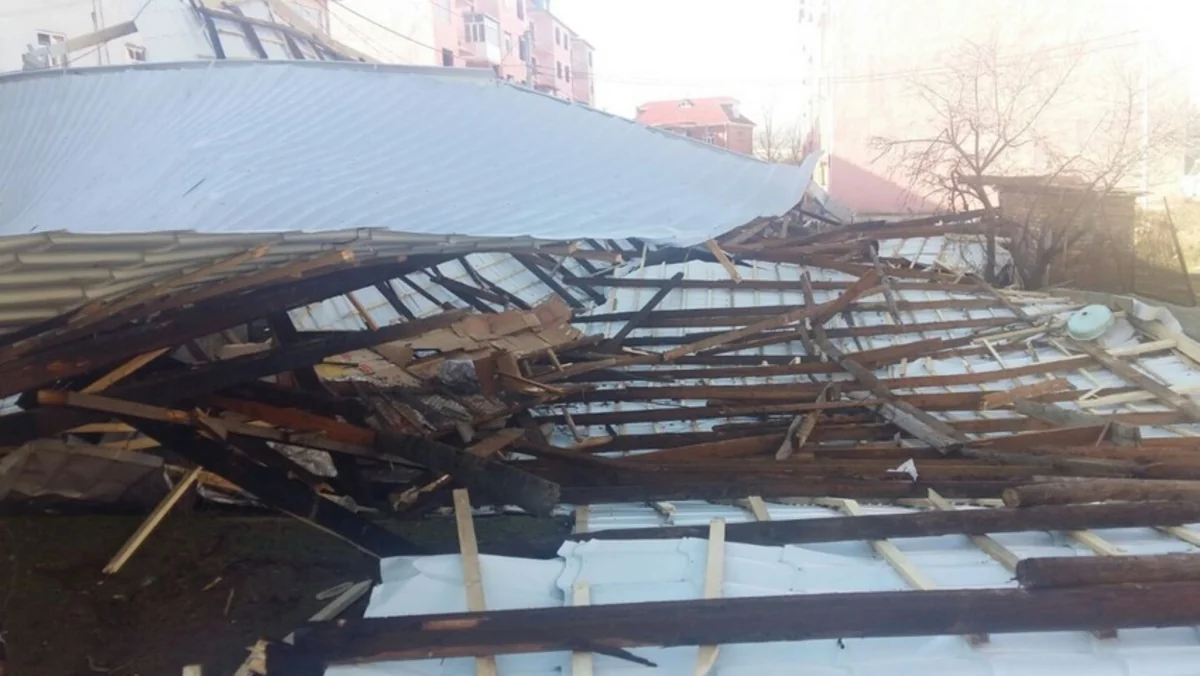 Bakıda külək binanın dam örtüyünü uçurub