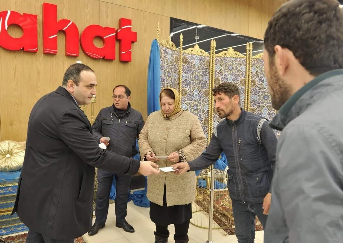 Regional İnkişaf İctimai Birliyi və RAHAT” supermarketi aztəminatlı ailələrə Novruz bayramı münasibətilə bazarlıq kuponları hədiyyə edib