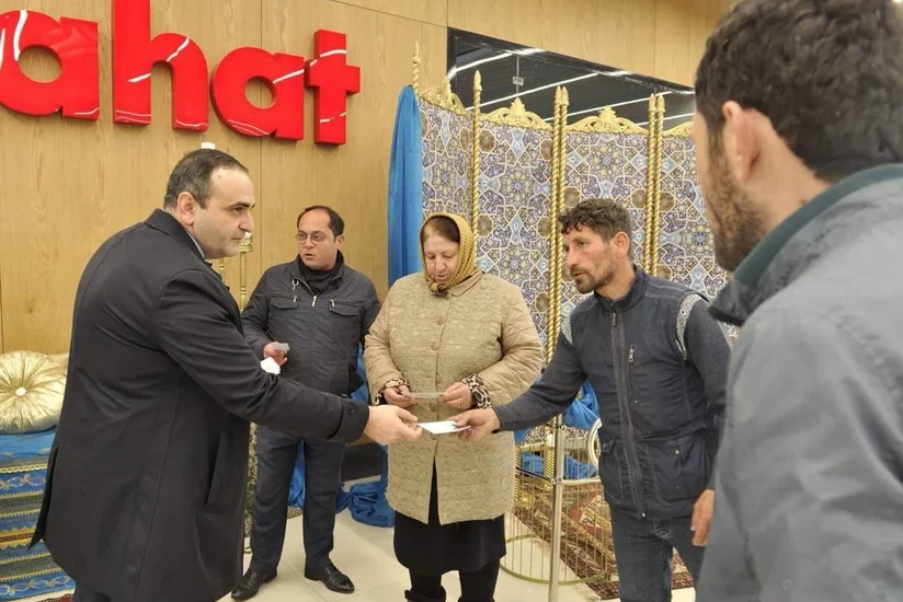 Regional İnkişaf İctimai Birliyi və RAHAT” supermarketi aztəminatlı ailələrə Novruz bayramı münasibətilə bazarlıq kuponları hədiyyə edib