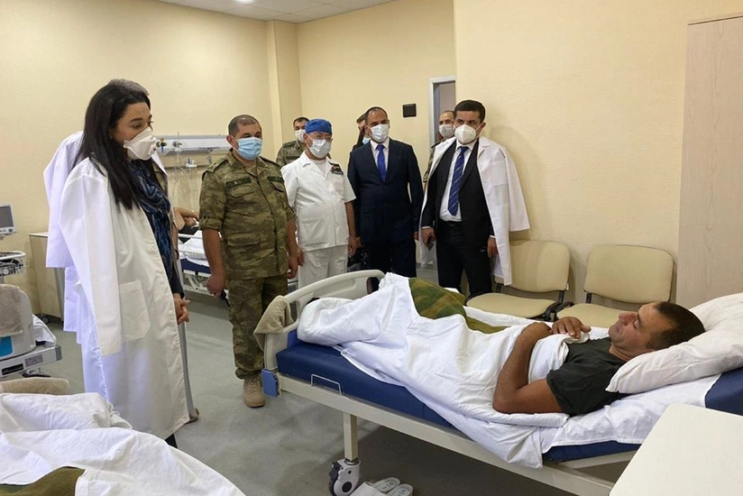 Ombudsman yaralı hərbçilərə baş çəkdi