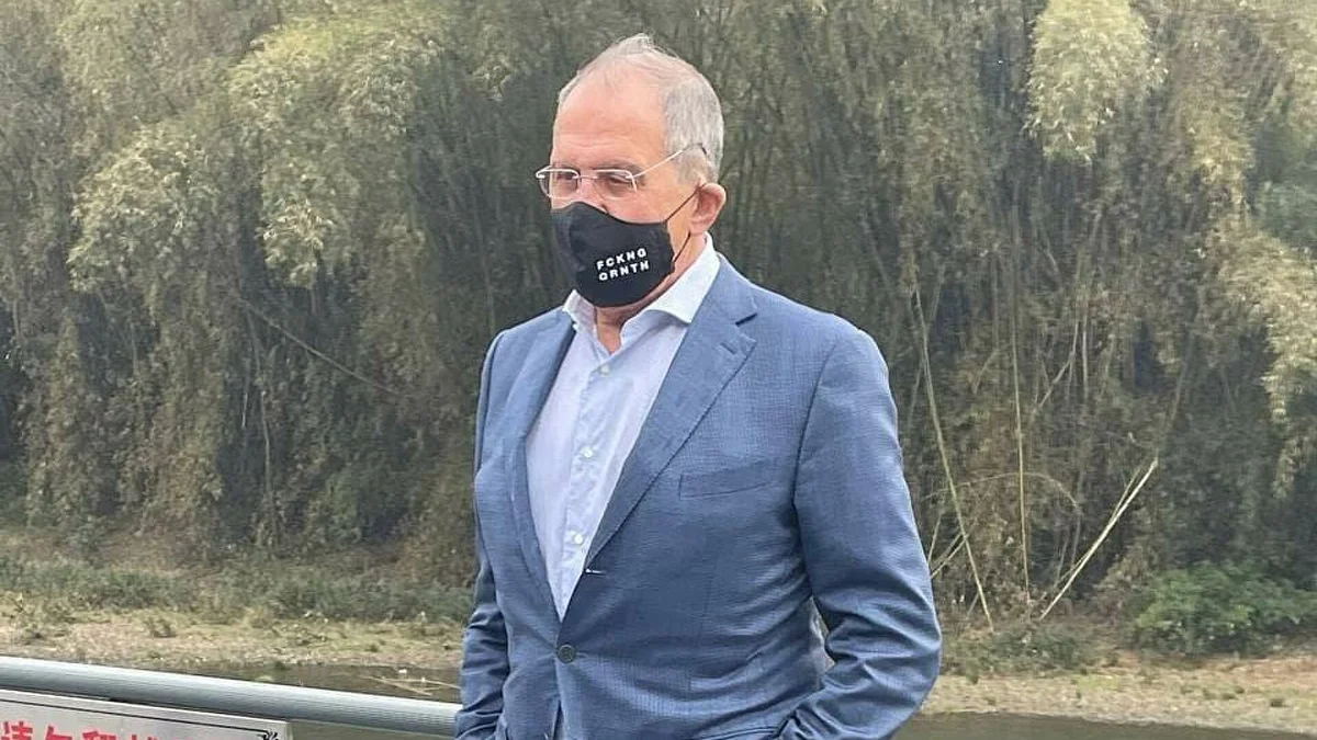 Lavrovun maskasındakı yazı diqqəti cəlb edib