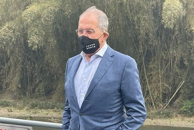 Лавров появился в маске с надписью FCKNG QRNTN