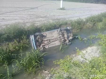 Ucarda minik avtomobili su kanalına aşıb - FOTO