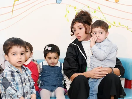 Azərbaycanın Birinci vitse-prezidenti Mehriban Əliyeva Bakıdakı 1 nömrəli körpələr evinin sakinləri ilə görüşüb