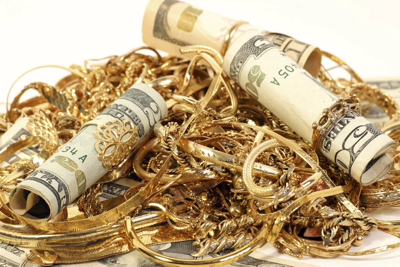 Gold prices fall amid strengthening dollar