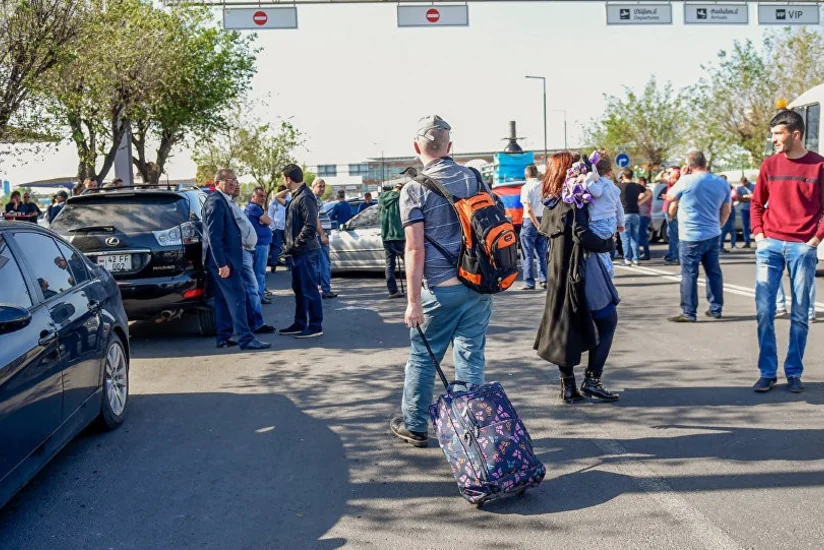 В Армении протестующие перекрыли трассу с требованием выплатить им зарплаты