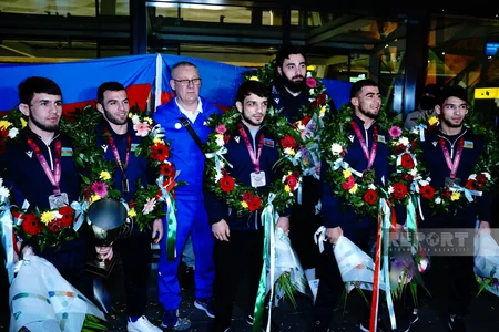 Avropa çempionatında tarixi uğura imza atan güləşçilərimiz Vətənə qayıdıb