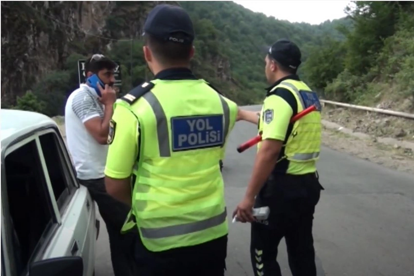 Yol polisi vəzifəli şəxsi sərxoş halda avtomobil idarə edərkən saxladı - VİDEO