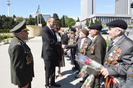 ​Prezident İlham Əliyev 9 May - Qələbə bayramı münasibətilə Bakıda keçirilən mərasimdə iştirak edib