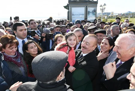 Prezident Sumqayıtın dənizkənarı bulvarında şəhərin sakinləri ilə görüşüb