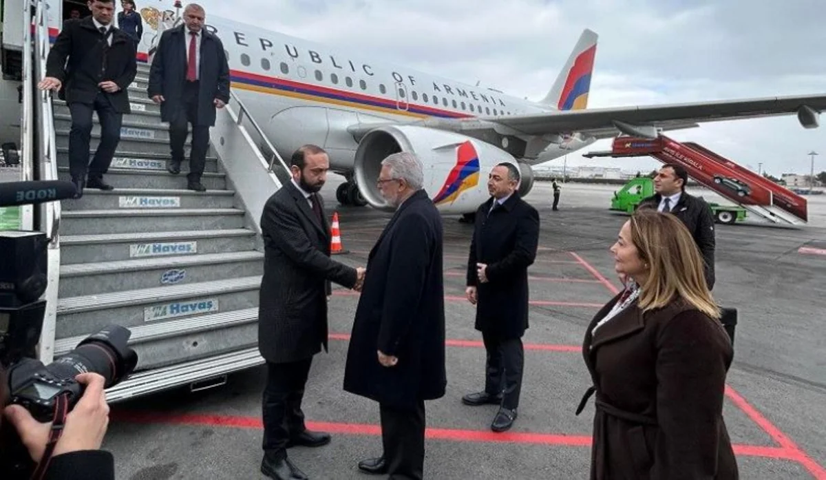 Глава МИД Армении прибыл в Анкару