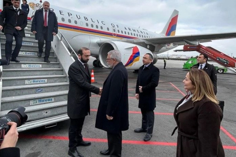 Глава МИД Армении прибыл в Анкару