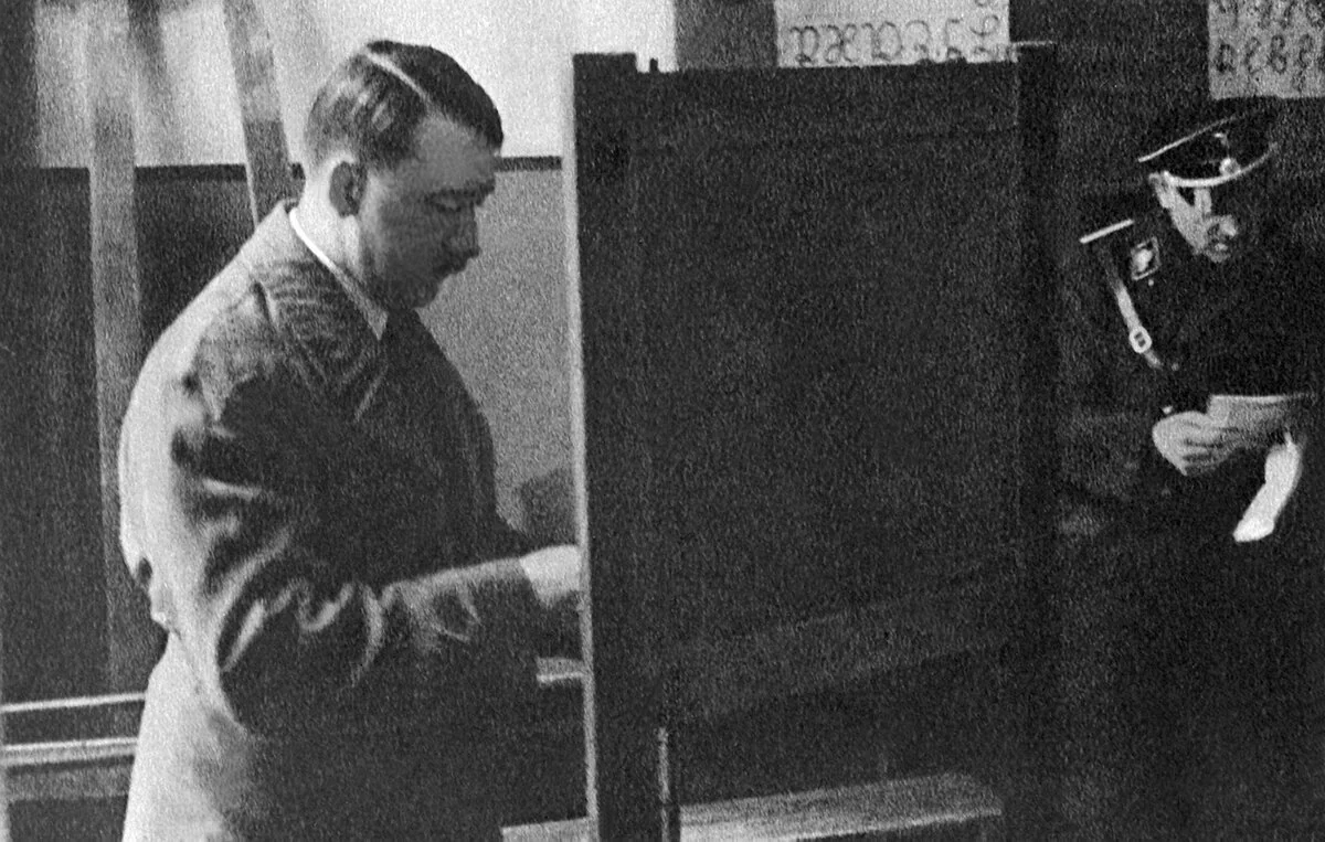 СВР рассекретила документы о планах Гитлера устроить переворот в СССР в 1933 году