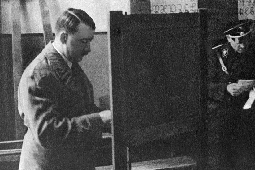 СВР рассекретила документы о планах Гитлера устроить переворот в СССР в 1933 году