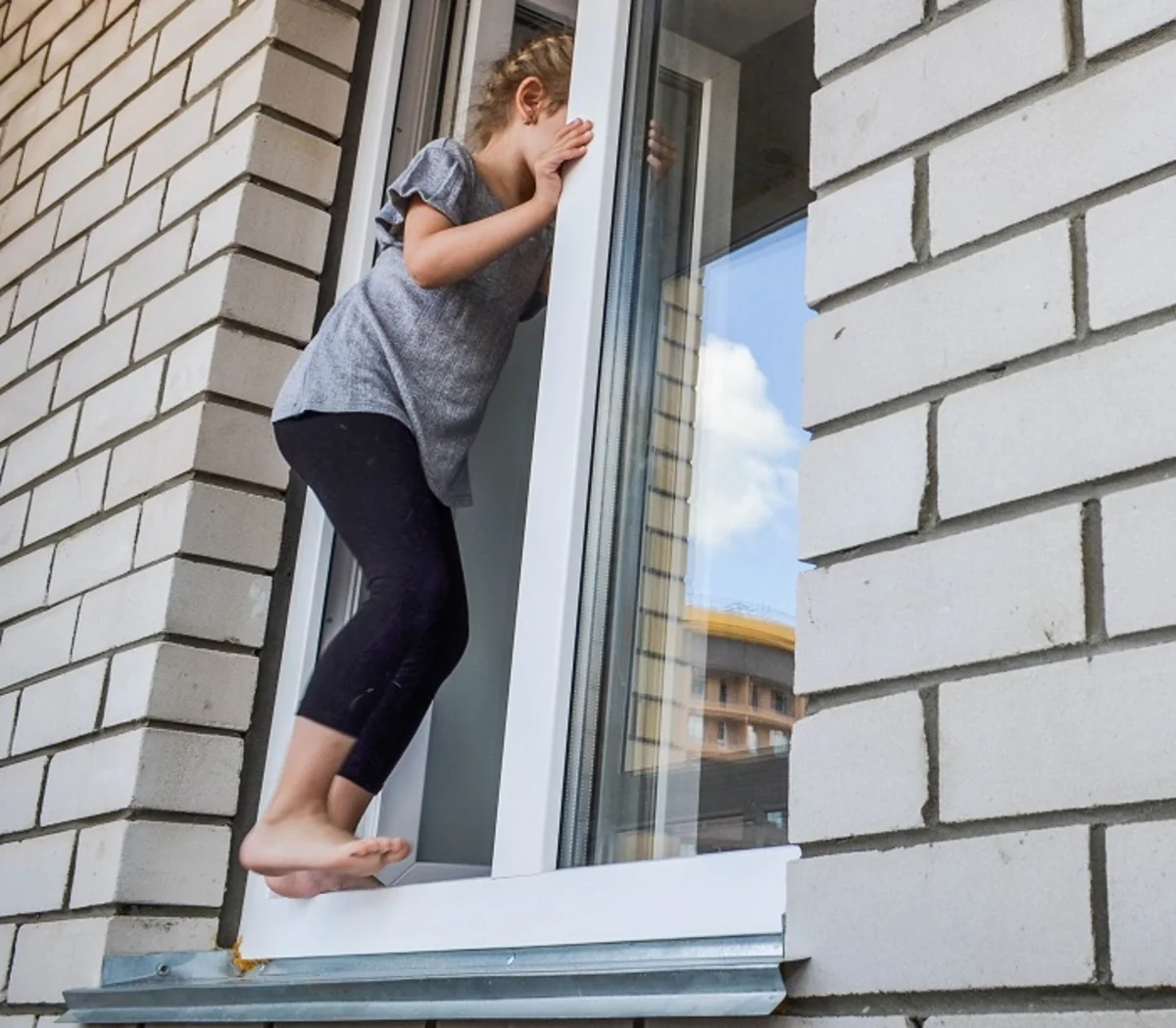 Abşeronda yeniyetmə qız 3-cü mərtəbədən yerə yıxılıb