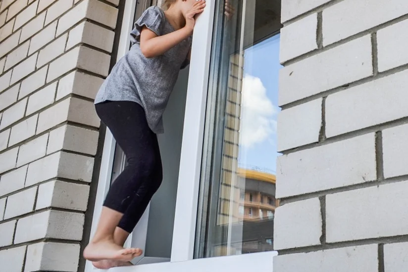 Abşeronda yeniyetmə qız 3-cü mərtəbədən yerə yıxılıb