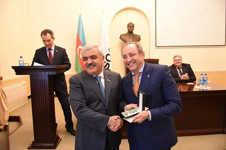 SOCAR-da yüksək dövlət təltiflərinə layiq görülmüş neftçilərə orden və medallar təqdim olunub - VİDEO