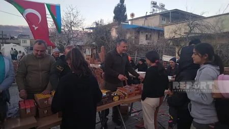 Azərbaycanın könüllü həkimləri ilə iş adamı Kahramanmaraşın daha bir bölgəsində yeməklər paylayıb - YENİLƏNİB