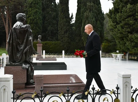 Prezident İlham Əliyev ümummilli lider Heydər Əliyevin məzarını ziyarət edib