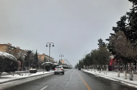 Sumqayıtda yollar qardan təmizlənir, duz-qum qarışığı səpilir