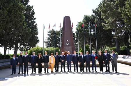 Şuşada keçiriləcək beynəlxalq konfrans iştirakçıları Heydər Əliyevin məzarını, Şəhidlər xiyabanını və “Türk şəhidliyi”ini ziyarət ediblər