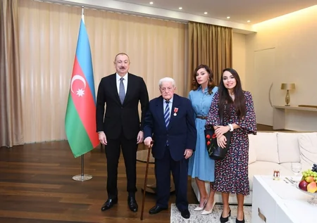 Prezident İlham Əliyev Xalq artisti Əlibaba Məmmədova “Şərəf” ordenini təqdim edib - YENİLƏNİB