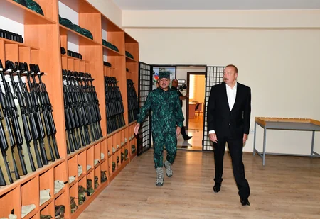Prezident “Qazax” Əlahiddə Sərhəd Diviziyasının qarnizon kompleksində yaradılan şəraitlə tanış olub